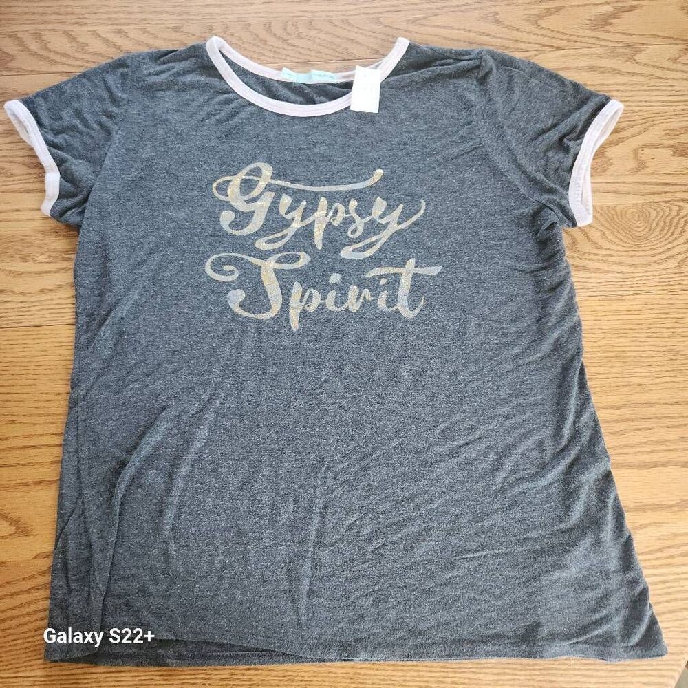 E27 Maurices "Gypsy Spirit" short sleeved t shirt gray w pink trim & lettering
